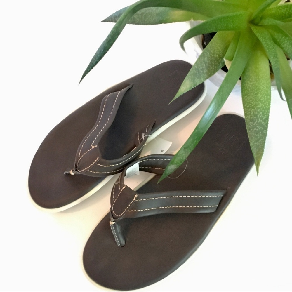 GAP Kids brown faux leather flip flops (size 3/4)